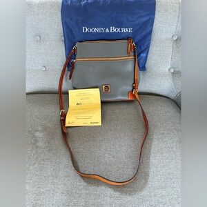 🌸NWOT Dooney & Bourke Gray and tan cross body🌸